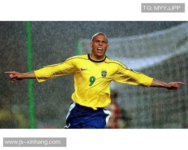 球场默哀致敬足球传奇人物永载史册的光辉足迹